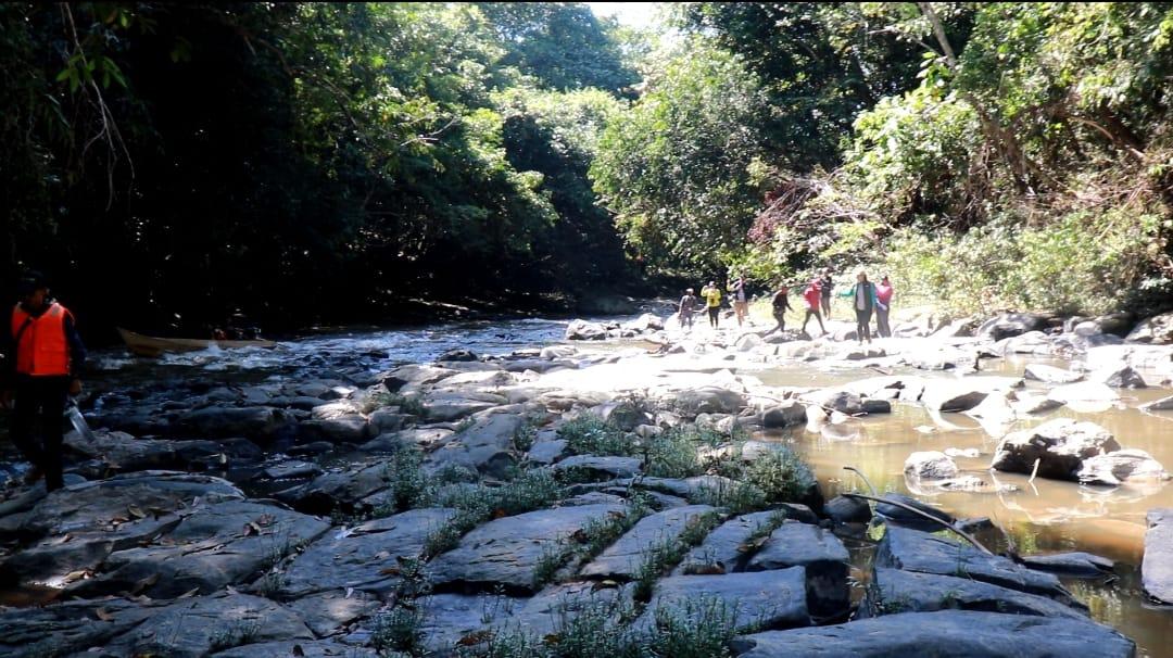 Beberapa-petugas-saat-melewati-jalur-sungai-untuk-menuju-desa-punan-batu-benau-sf.jpg