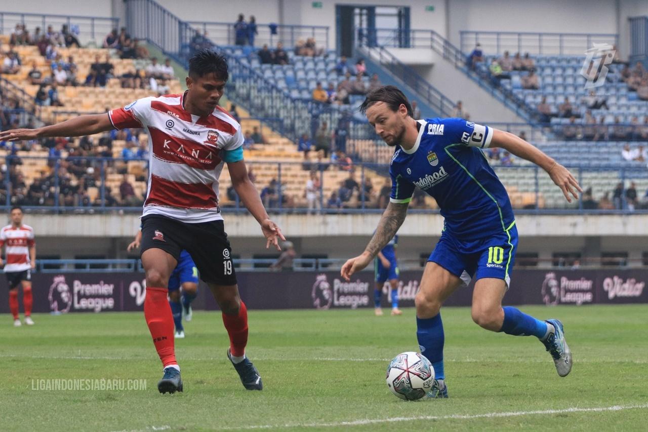 Bek-Madura-United-Facruddin-kiri0-saat-berduel-dengan-gelandang-Persib-Bandung-Marc-Klok.jpg