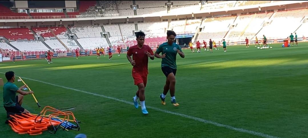 Bek-kiri-Timnas-Indonesia-Pratama-Arhan-saat-melakukan-latihan-terpisah-ditemani-salah-satu-staf.jpg