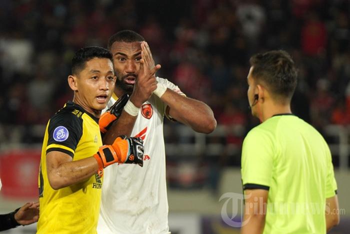Bek-tengah-PSM-Makassar-Yuran-Fernandes-tengah.jpg
