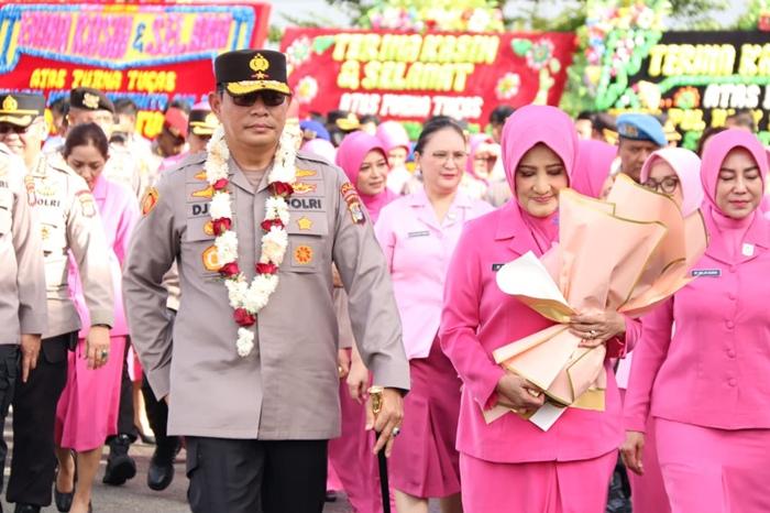 Brigjen-Pol-Djati-Wiyoto-Abadhy-didampingi-istri-saat-tiba-di-Mako-Polda-Kaltara.jpg