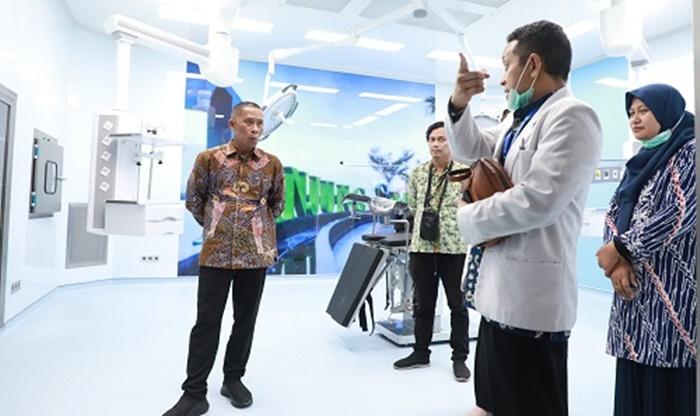 Bupati-Bulungan-Syarwani-saat-meninjau-ruang-bedah-tjrr.jpg