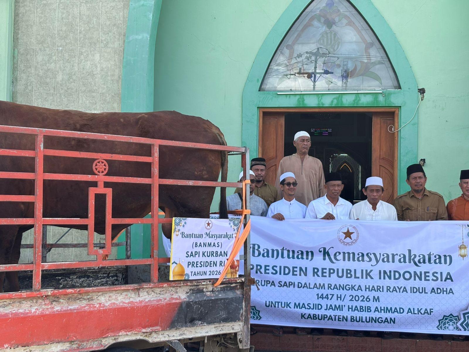 Bupati-Bulungan-serahkan-bantuan-sapi-kurban-26052026.jpg