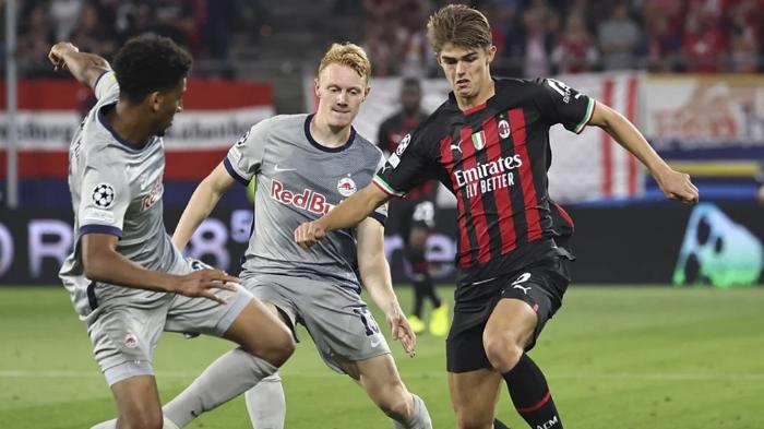 Charles-De-Ketelaere-saat-duel-dengan-skuad-RB-Salzburga.jpg