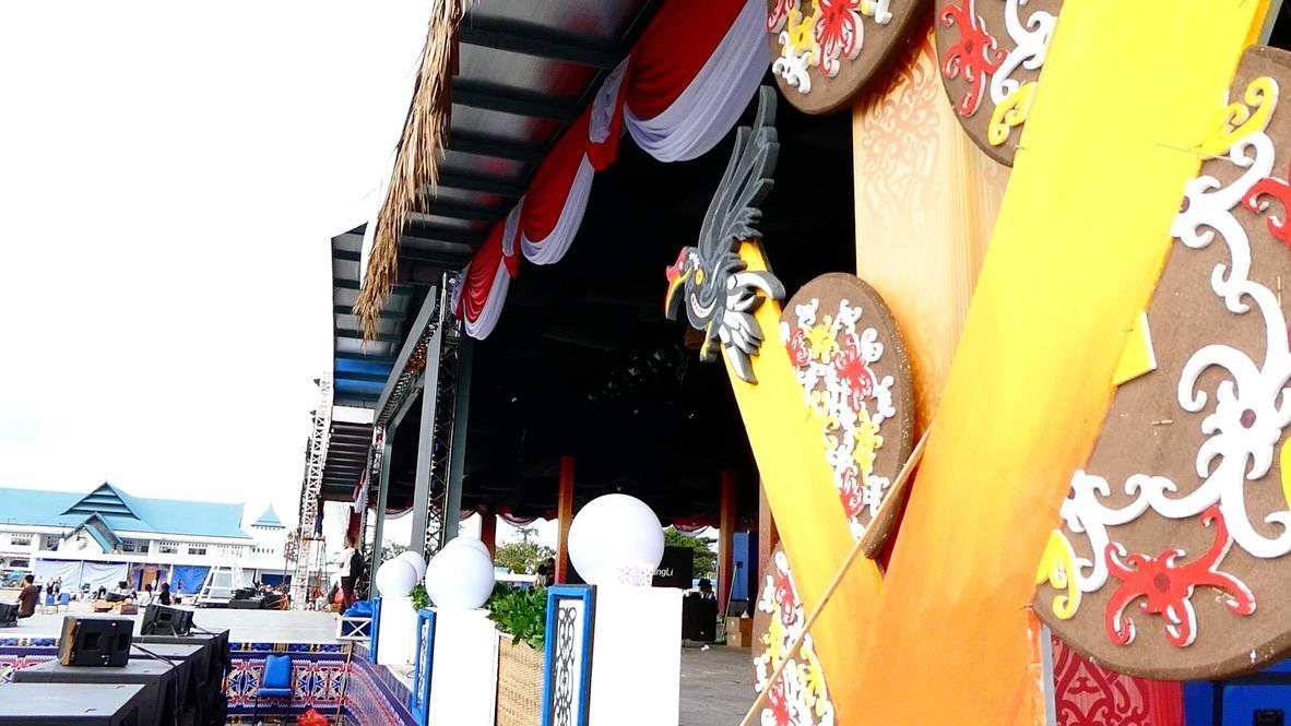 Kombinasi Kedaerahan, Desainer Angkat Ciri Khas Lokal Dekorasi Panggung Irau Malinau Kaltara