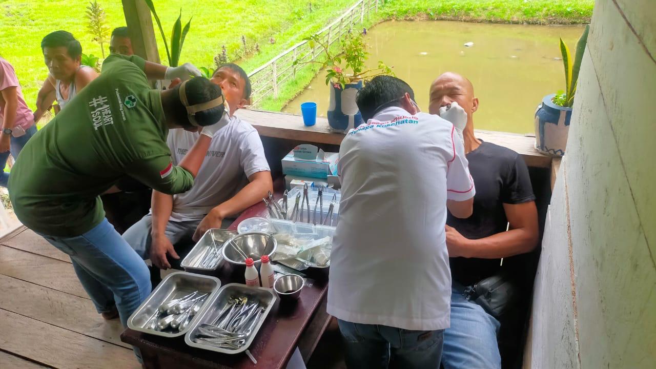 Dokter-dan-tenaga-medis-lainnya-melakukan-pelayanan-kesehatan-srg.jpg