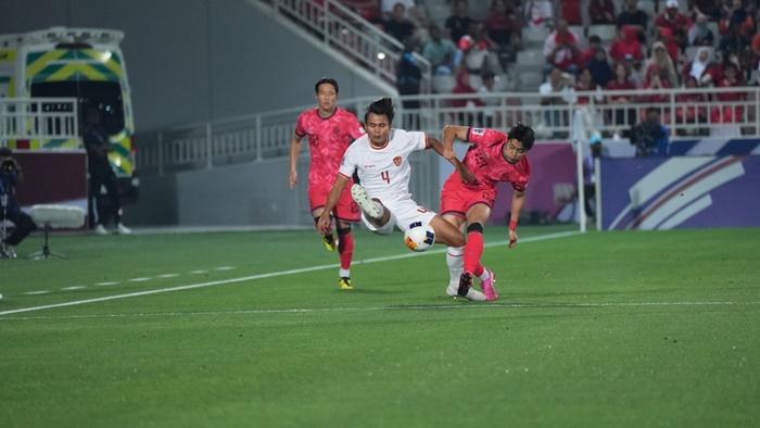 Duel-pemain-Timnas-Indonesia-U-23-Komang-Putra-dengan-pemain-Korea-Selatan-fsb.jpg