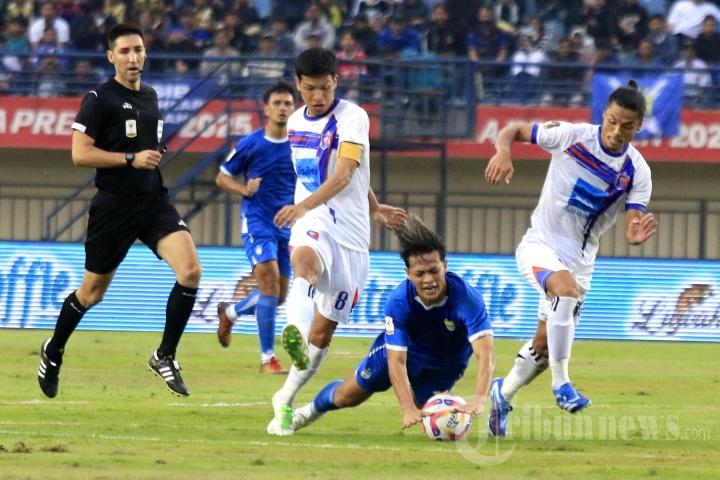 Eks-PSIS-Semarang-yang-kini-bela-Persib-Bandung-yakni-Alfeandra-Dewangga-terjatuh.jpg