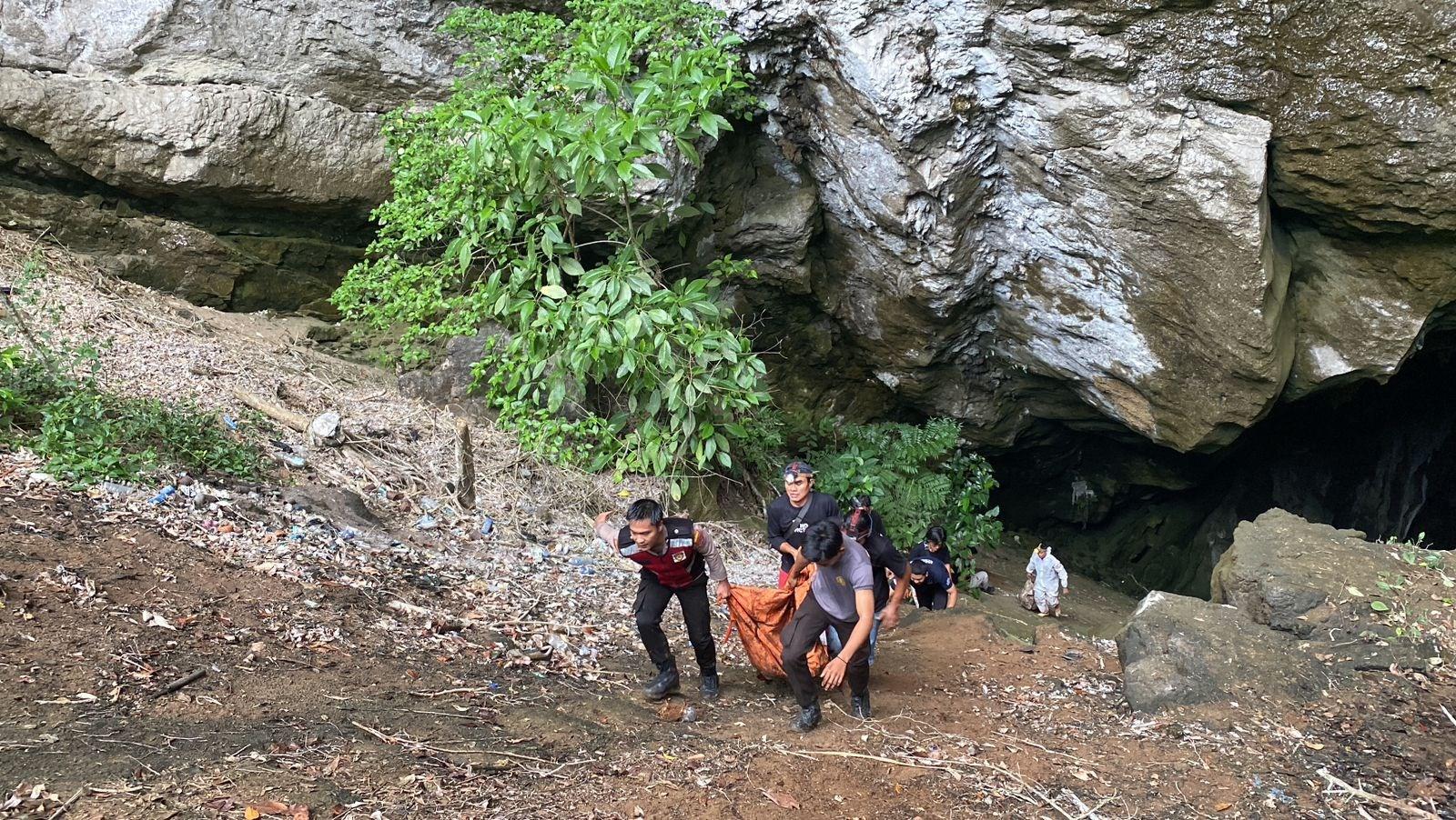 Evakuasi-DR-dari-gua-sarang-burung-di-Desa-Pejalin-fyjf.jpg