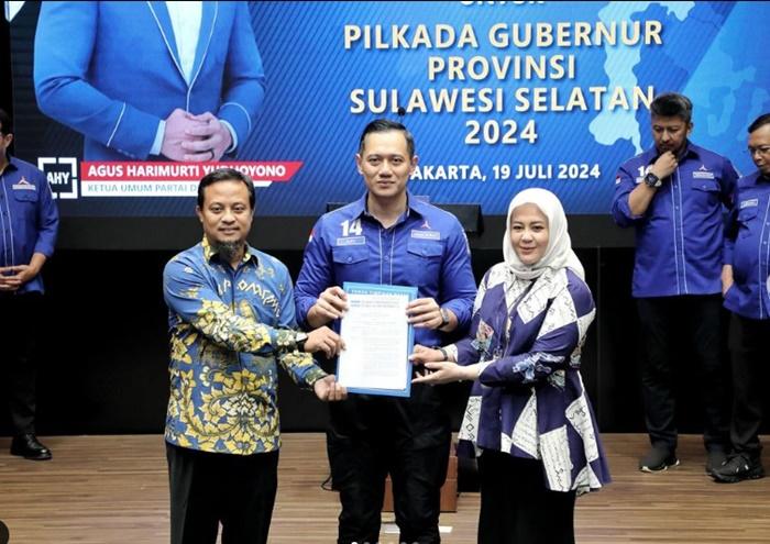 FOTO-AHY-saat-serahkan-rekomendasi-kepada-bakal-calon-gubernur-Sulsel.jpg
