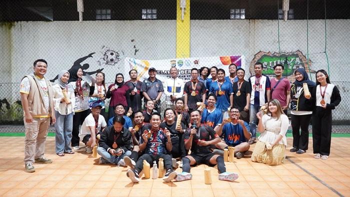 Foto-bersama-di-sela-penyerahan-hadiah-di-Lapangan-Surya-Futsal.jpg