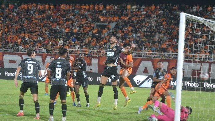 Foto-duel-Borneo-FC-vs-Semen-Padang-jersey-hitam.jpg