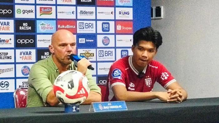 Foto-pelatih-Bali-United-Johnny-Jansen-kiri-saat-press-conference-beberapa-waktu-lalu.jpg