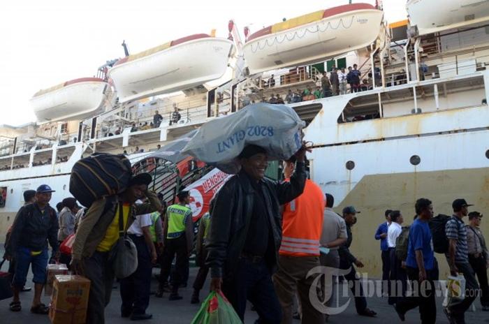 Foto-saat-ribuan-pemudik-saat-akan-turun-dari-KM-Leuser-di-Pelabuhan-Tanjung-Perak.jpg