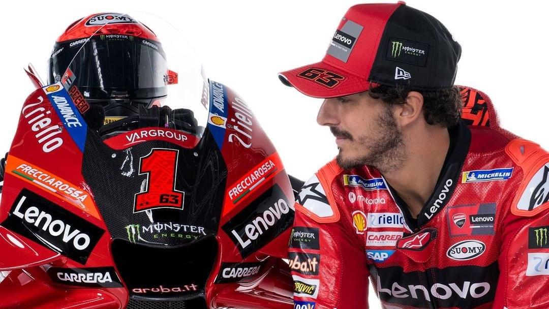 Francesco-Bagnaia-dengan-motornya-yang-menggunakan-nomor-1.jpg