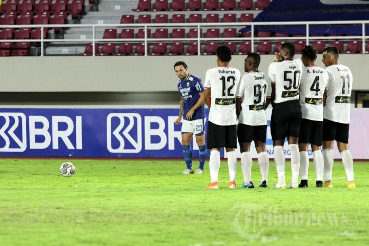 Gelandang-Persib-Bandung-Marc-Klok-kiri.jpg