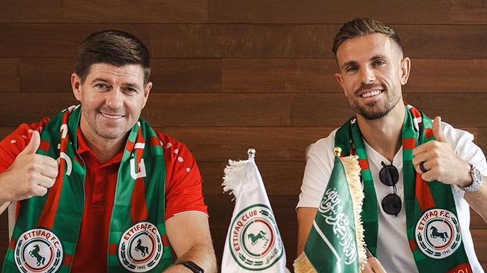 Gerrard-dan-Henderson-saat-penandatangan-kontrak-Ettifaq.jpg
