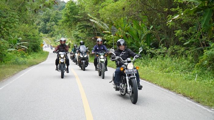 Gubernur-Kaltara-H-Zainal-Arifin-Paliwang-mengendarai-sepeda-motor-ke-Malinau-dari-Tanjung-Selor.jpg