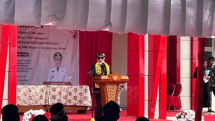 Gubernur-Kaltara-Zainal-Paliwang-di-sela-kehadirannya-meresmikan-SMA-Negeri-3-Nunukan.jpg