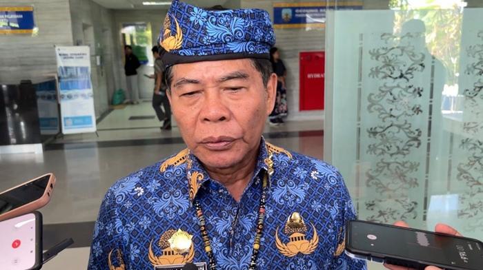 Gubernur-Kaltara-Zainal-Paliwang-saat-diwawancara-media-di-Tanjung-Selor-150626.jpg