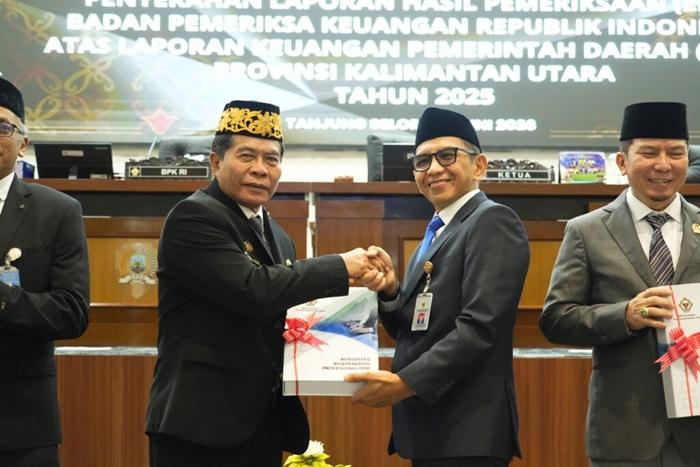 Gubernur-Kaltara-Zainal-Paliwang-saat-menerima-WTP-ke-12-dari-BPK.jpg