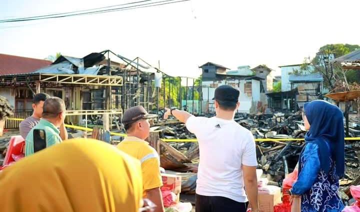 Serahkan Bantuan ke Korban, Bupati Tana Tidung Kaltara Kunjungi Lokasi Kebakaran di Desa Sesayap