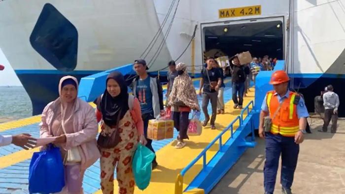 Ilustrasi-saat-sejumlah-pemudik-turun-dari-kapal-saat-tiba-di-Pelabuhan-Tanjung-Perak.jpg