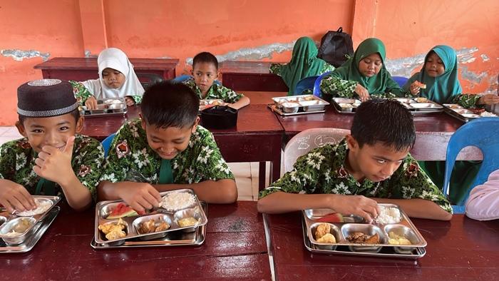 Ilustrasi-saat-sejumlah-siswa-menyantap-makanan-dari-Program-Makan-Bergizi-Gratis.jpg