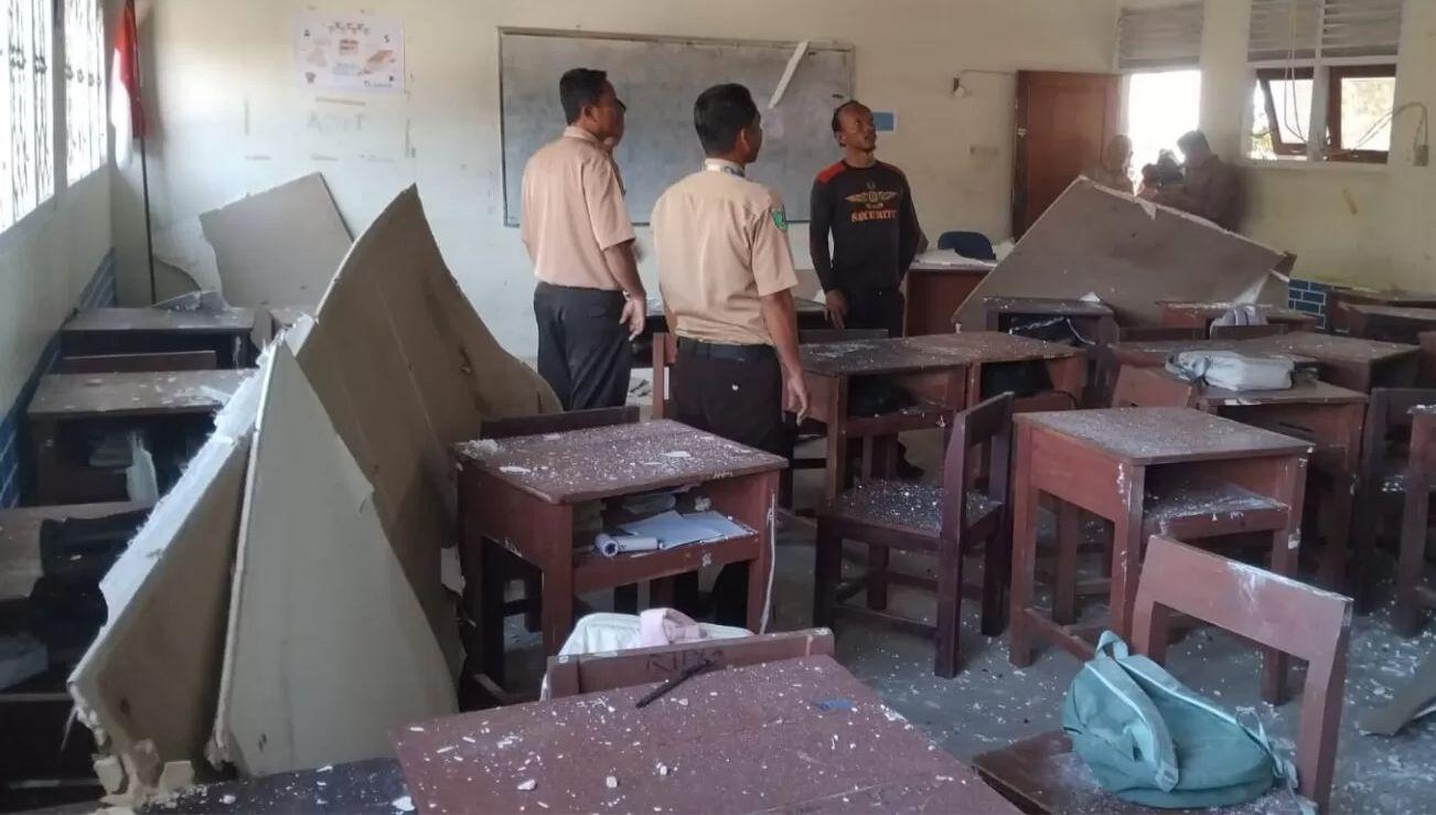 Insiden-ambruknya-plafon-ruang-kelas-di-SMP-Negeri-1-Lumbis-101125.jpg