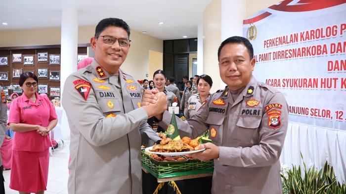 Irjen-Pol-Djati-Wiyoto-Abadhy-memberikan-tumpeng-kepada-personel-Polda-Kaltara.jpg