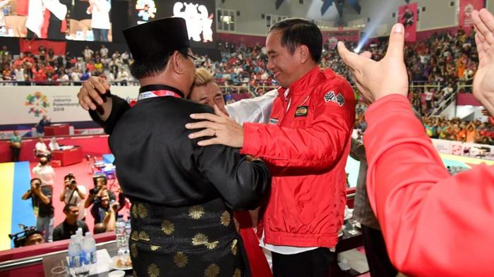 Jokowi-dan-Prabowo-pelukan-110124_2.jpg