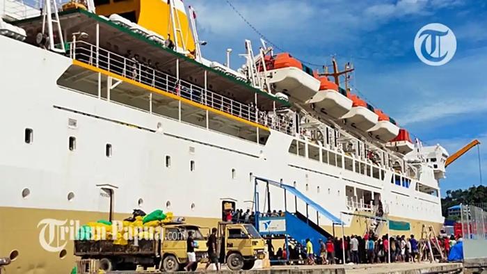KM-Labobar-yang-dioperasikan-PT-Pelni-tengah-bersandar-di-Pelabuhan-Laut-Jayapura.jpg