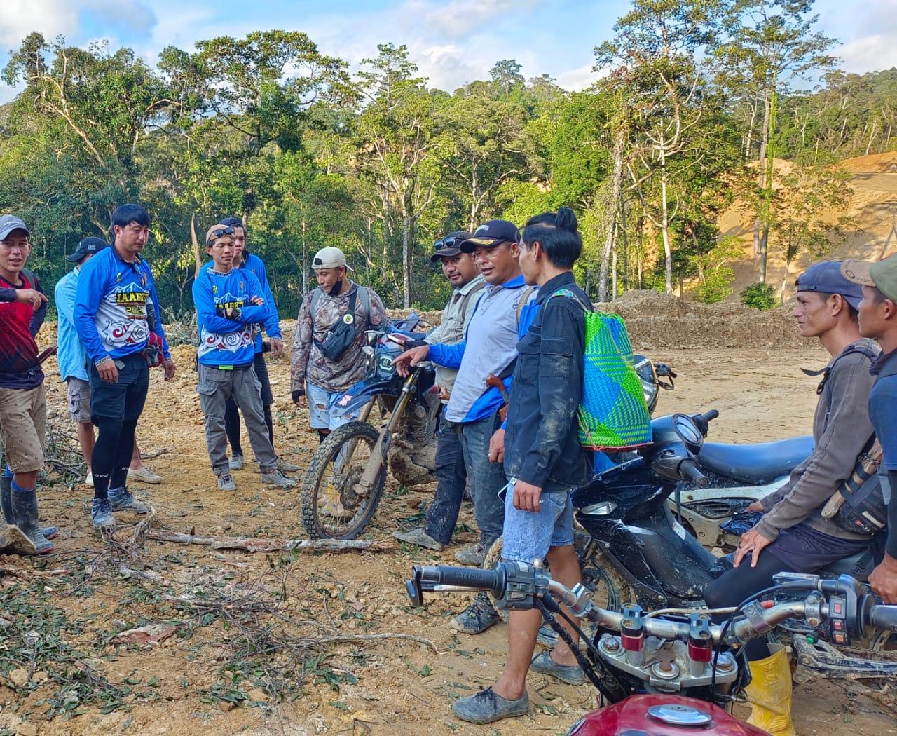 Kades-dan-warga-Binuang-bantu-pencarian-011-09032024.jpg