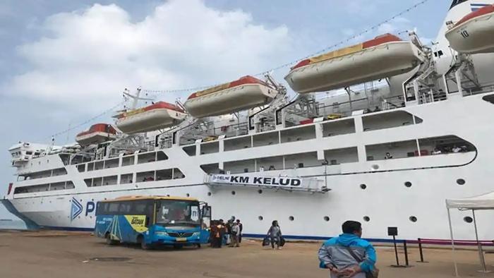 Kapal-Pelni-KM-Kelud-saat-berlabuh-di-dermaga-utara-Pelabuhan-Batu-Ampar.jpg
