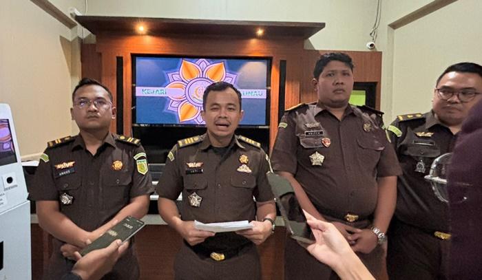 Kejari-Malinau-memberikan-keterangan-rgsfg.jpg