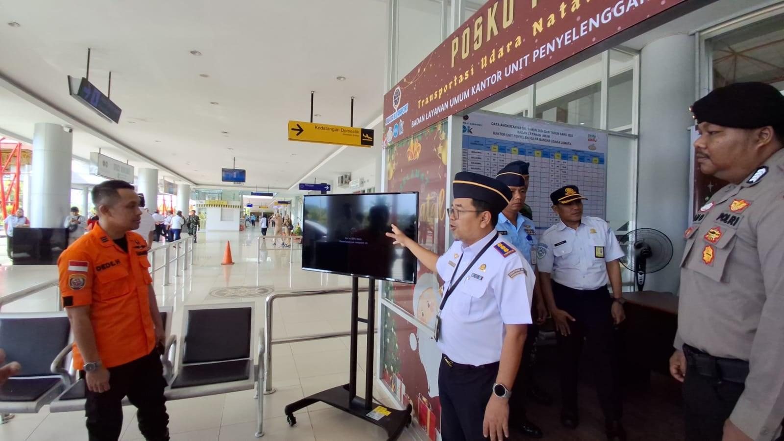 Kepala-BLU-Bandar-Udara-Juwata-Tarakan-memantau-Posko-Nataru.jpg
