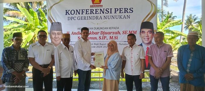 Ketua-DPC-Gerindra-Nunukan-Nursan-saat-menyerahkan-dukungan-kepada-Andi-Akbar.jpg