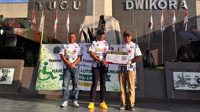 Ketua-Yayasan-Faqih-Hasan-Center-Nunukan-menyerahkan-draft-kartu-penyandang-disabilitas.jpg