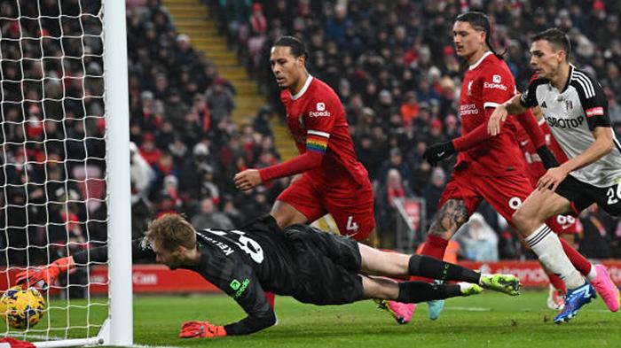 Kiper-Caoimhin-Kelleher-saat-berusaha-menyelamatkan-bola-yang-bergulir-ke-gawangnya.jpg