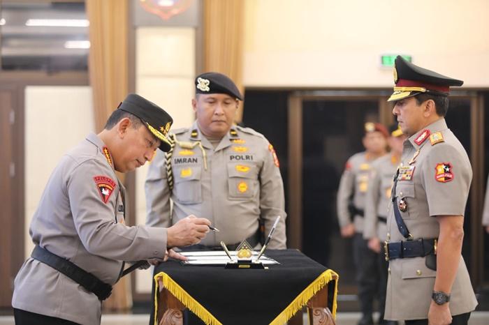 Komjen-Pol-Ahmad-Dofiri-kanan-saat-dilantik-jadi-Wakapolri.jpg