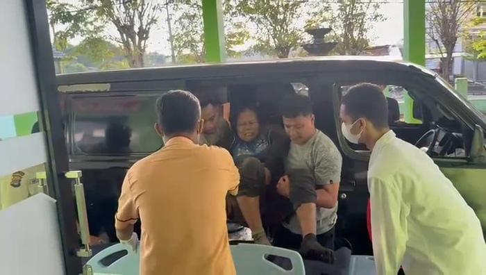 Korban-diterkam-buaya-Theresia-Padang-61-saat-menjalani-perawatan-di-RSUKT-Tarakan.jpg