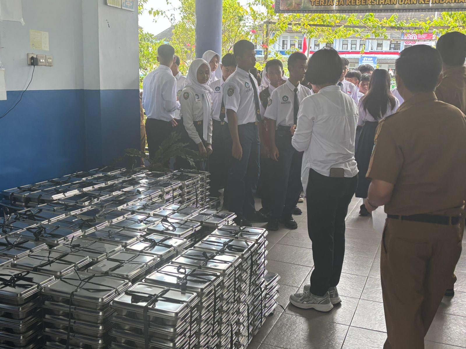 BREAKING NEWS Hari Ini Makan Bergizi Gratis Dilakukan Perdana di Malinau, Salah Satunya di SMPN 1 - Tribunkaltara.com