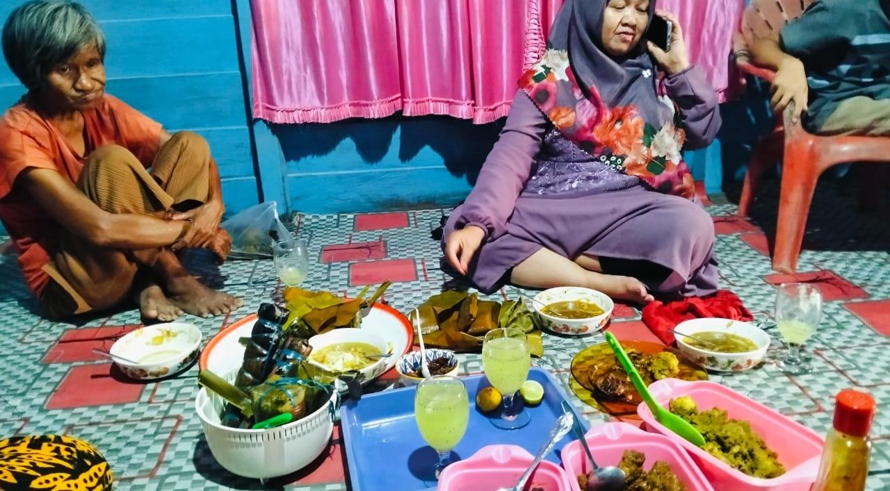 Masyarakat-Tana-Tidung-saat-menyantap-buras-di-momen-Idul-Adha-dthgb.jpg