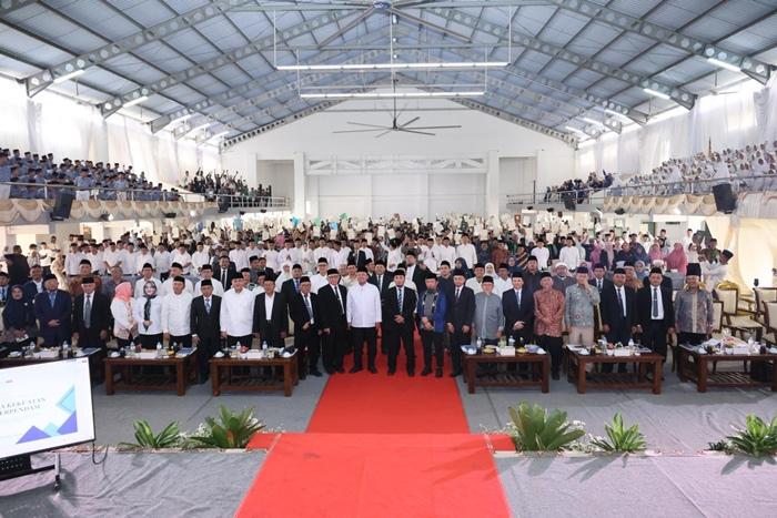 Menteri-ATRBPN-Nusron-Wahid-menyerahkan-1029-sertipikat-tanah-wakaf.jpg