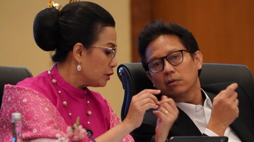 Menteri-Kesehatan-Budi-Gunadi-Sadikin-tampak-berbincang-dengan-Menteri-Keuangan-Sri-Mulyani.jpg