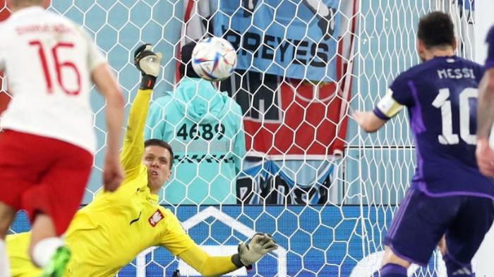 Momen-Wojciech-Szczesny-gagalkan-penalti-Lionel-Messi.jpg