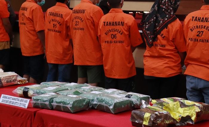 Para-tersangka-kurir-Narkoba-yang-berhasil-diamankan-oleh-Polda-Kaltara-rbg.jpg
