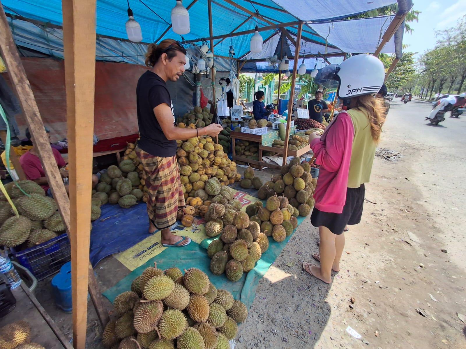 Pedagang-buah-musiman-di-Tarakan-23012026jpg.jpg
