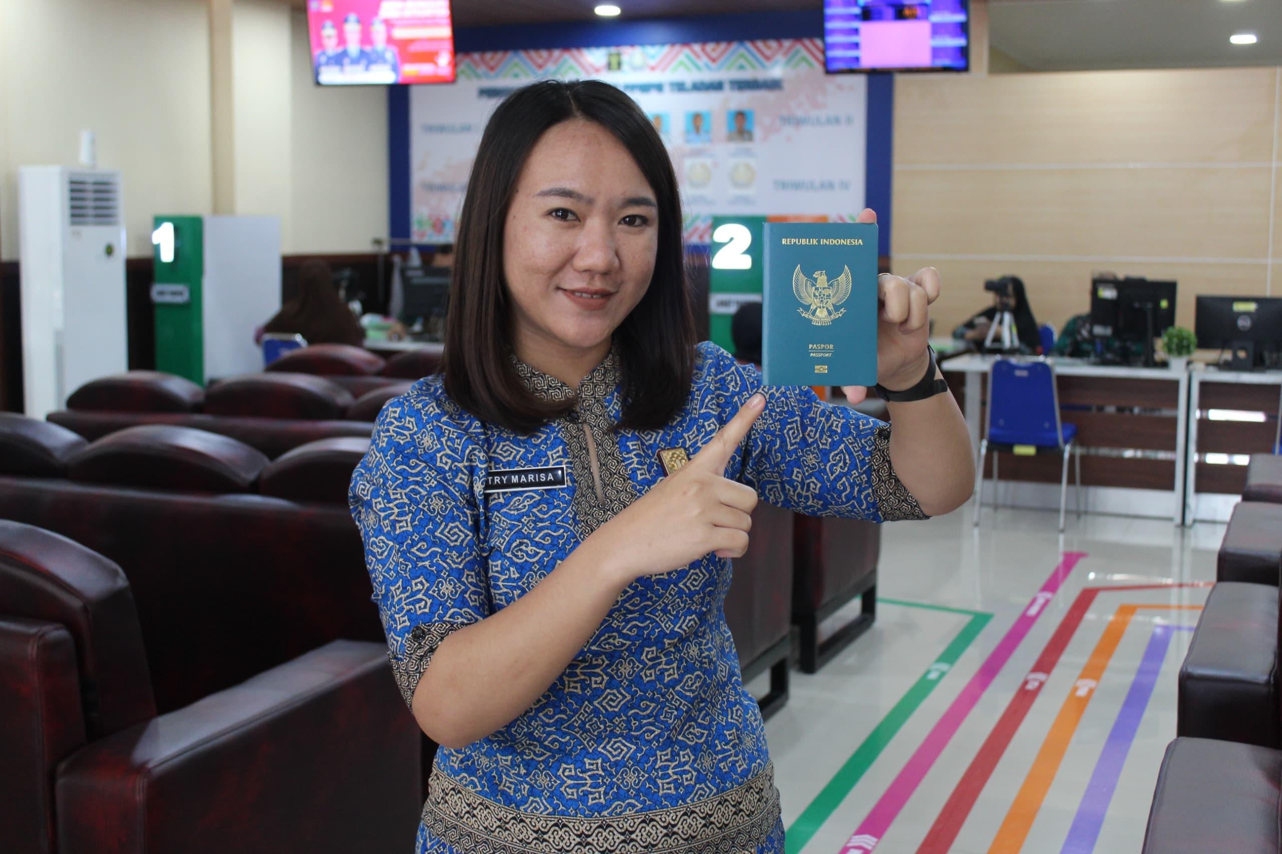Pegawai-Kantor-Imigrasi-Kelas-II-TPI-Nunukan-memegang-paspor-elektronik-srth.jpg