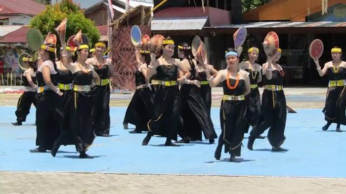 Pelaku-kesenian-lokal-saat-tampil-di-Desa-Pulau-Sapi.jpg
